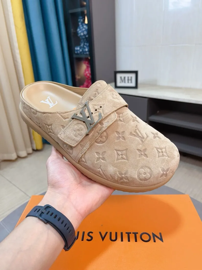 Men's Men's Shoes 💰400🌸🌸🌸🌸LV Easy 2025 new men's casual sandals and slippers, made of suede cow leather, with Monogram pattern to highlight the trendy style. Adjustable straps illuminated with LV letters, while a resilient insole and micro outsole provide lightweight comfort. Made of suede cow leather with embossed Monogram pattern and brand element metal hardware✅Adjustable straps➕Tough insole‼ ️Micro outsole. Comfortable and easy to wear‼ ️ size：38-45